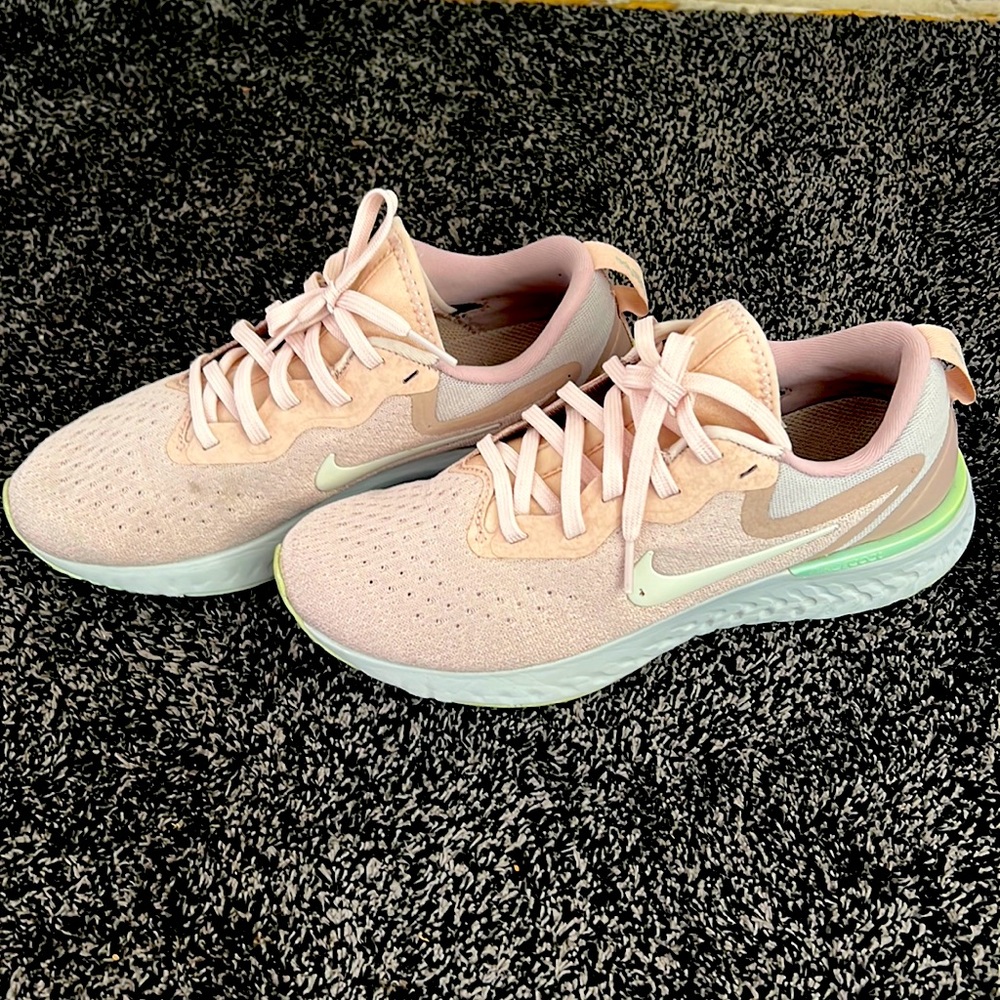 Women’s light pink Nike shoes size 7